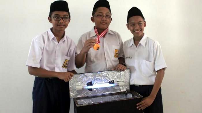 Ubah Asap Rokok Jadi Oksigen, Tiga Siswa MTs Gondol Medali Emas