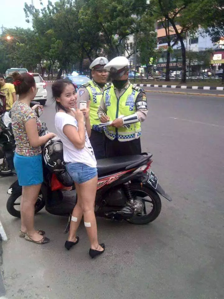 kena tilang pun dua cewe ini masih sempat selfie