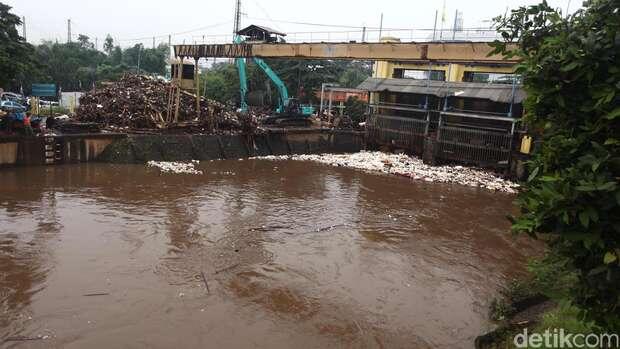 &#91;TRIT SEPI NASBUNG&#93;Penampakan Pintu Air Manggarai Sebelum dan Sesudah Disentuh Ahok