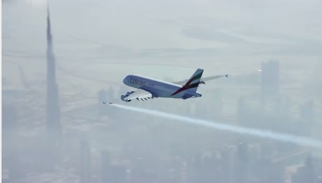Aksi Manusia Bersayap Terbang &quot;Kejar&quot; Airbus A380 Emirates