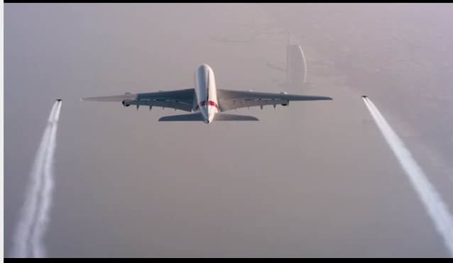 Aksi Manusia Bersayap Terbang &quot;Kejar&quot; Airbus A380 Emirates