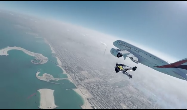 Aksi Manusia Bersayap Terbang &quot;Kejar&quot; Airbus A380 Emirates