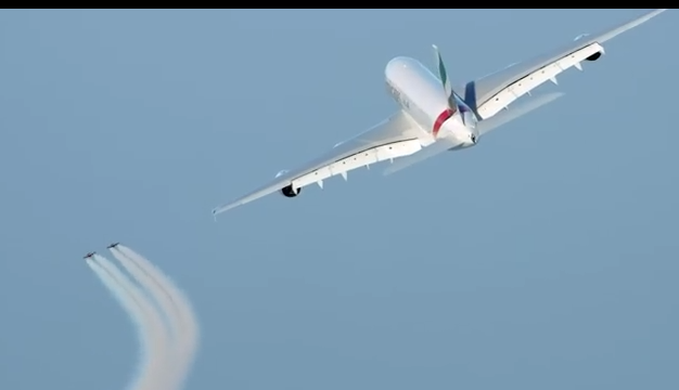 Aksi Manusia Bersayap Terbang &quot;Kejar&quot; Airbus A380 Emirates