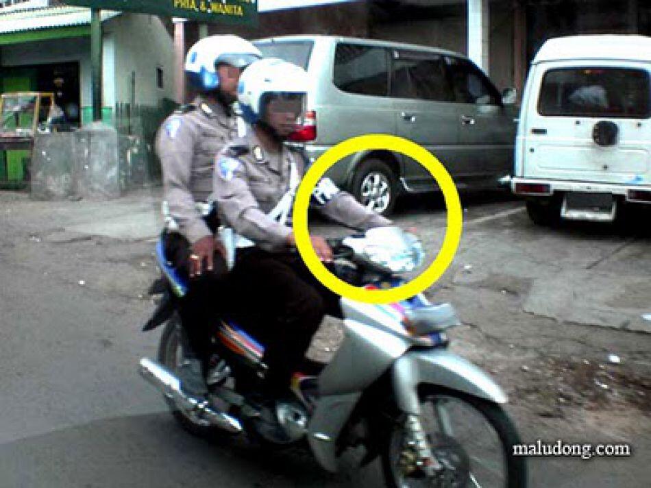 &#91;Siapa yang Menindak?&#93; Seperti Inilah Kelakuan Polisi yang Melanggar Aturan