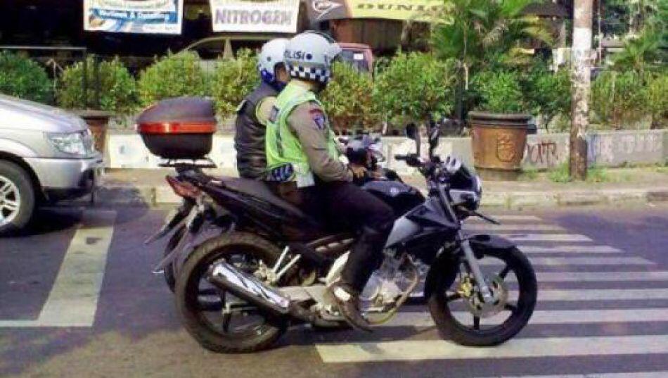 &#91;Siapa yang Menindak?&#93; Seperti Inilah Kelakuan Polisi yang Melanggar Aturan