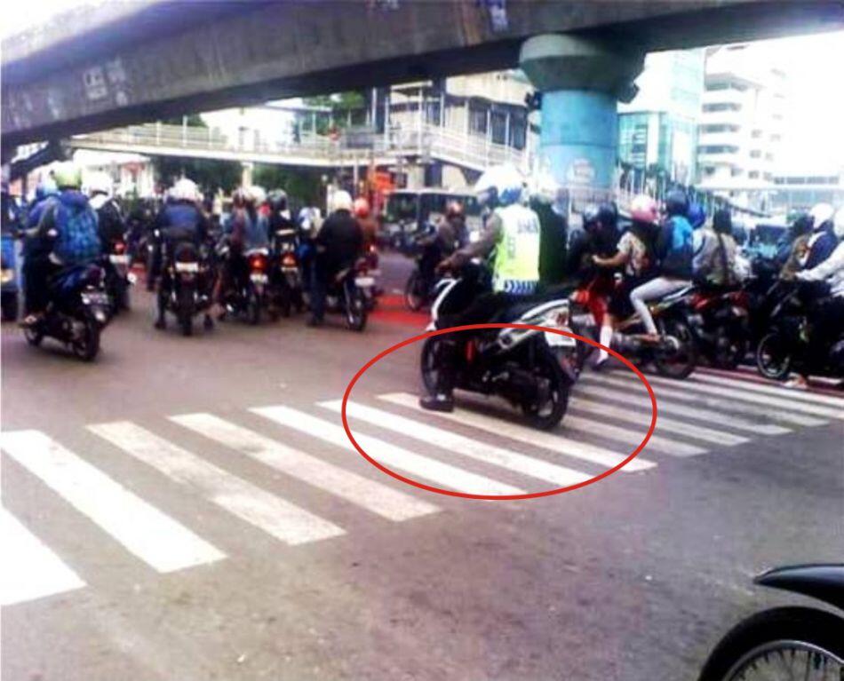 &#91;Siapa yang Menindak?&#93; Seperti Inilah Kelakuan Polisi yang Melanggar Aturan