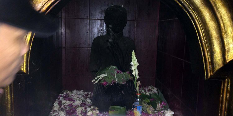 Menghadap Eyang Bancolono Berharap Berkah, Duit hingga Kesehatan