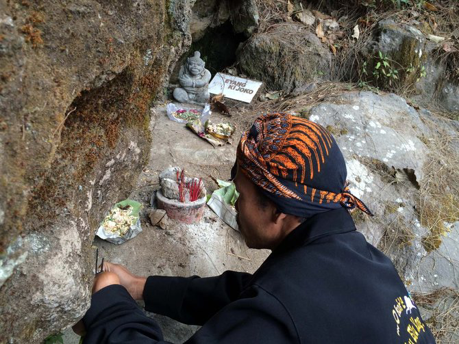 Menghadap Eyang Bancolono Berharap Berkah, Duit hingga Kesehatan