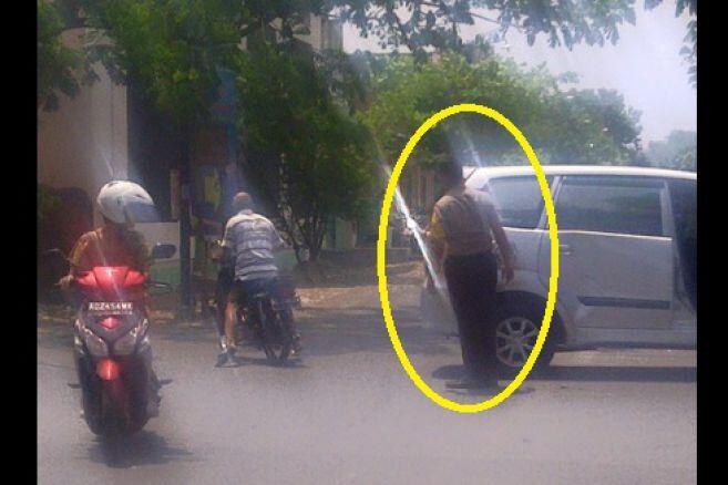 Mobilnya ditabrak, polisi ini tak marah dan malah bantu pengendara