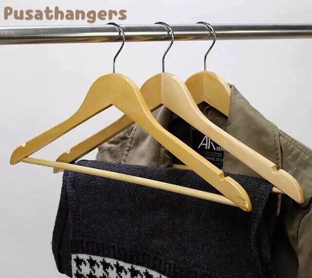 Mengapa Sih Memakai Hanger Kayu?