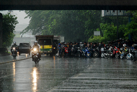 Pemotor Neduh Sembarangan Saat Hujan Bisa Kena Denda Rp 250 Ribu !