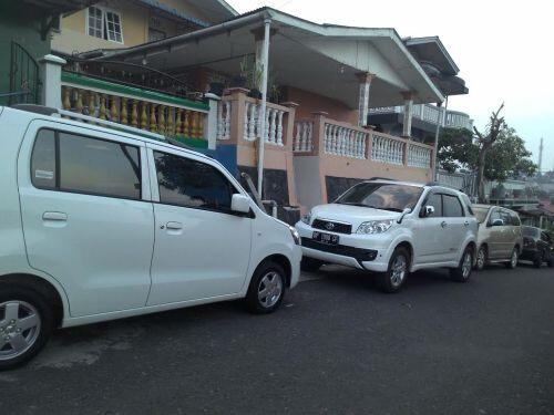 PUNYA MOBIL PRIBADI? TAPI GA PUNYA GARASI?