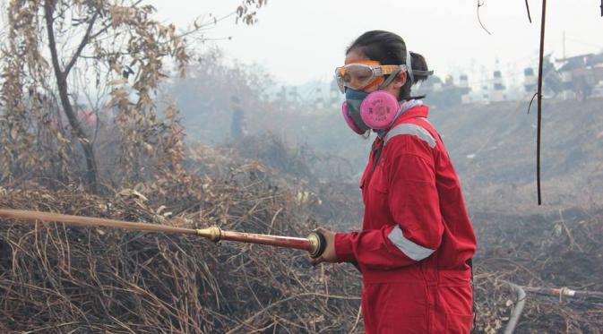 Intan Syafrini, Relawan Cantik Pemadam Kebakaran Hutan