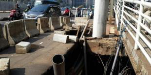 Jalan Ambles di Sudirman Sudah Lebih dari Sebulan, Petugas Disebut cuma Foto-foto