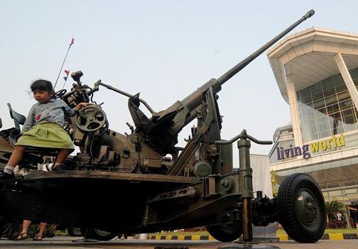 &#91;selingan&#93; Gelar Pameran, Alutsista TNI AD &quot;Mejeng&quot; di Mal