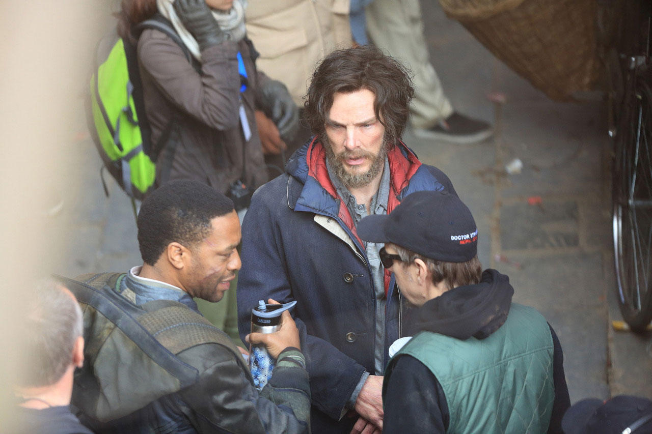 Foto-Foto Candid Benedict Cumberbatch Saat Syuting Dr. Strange