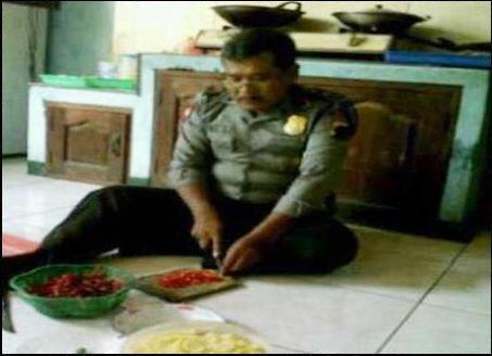 Meme kocak suami takut istri, bikin takut telat pulang rumah