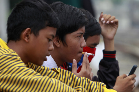 Mencoba rokok menjadi pecandu dikalangan anak sekolah