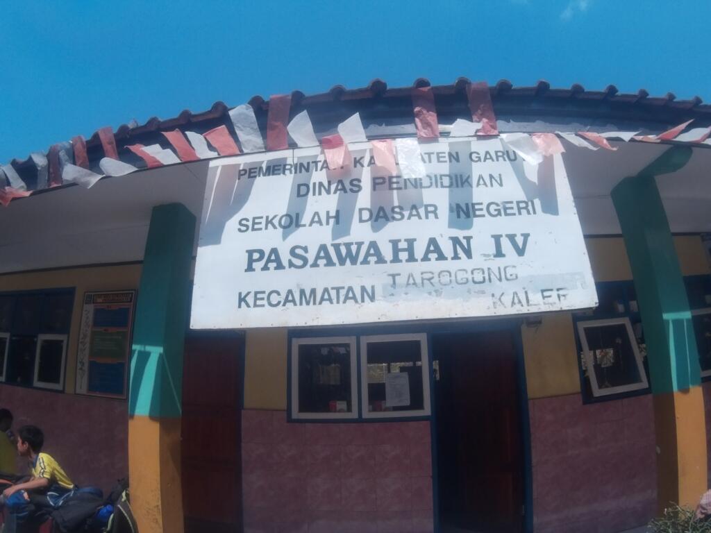 Sumbang Buku untuk anak SD di kaki gunung Guntur dan pendakian Massal