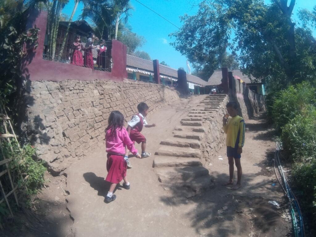 Sumbang Buku untuk anak SD di kaki gunung Guntur dan pendakian Massal