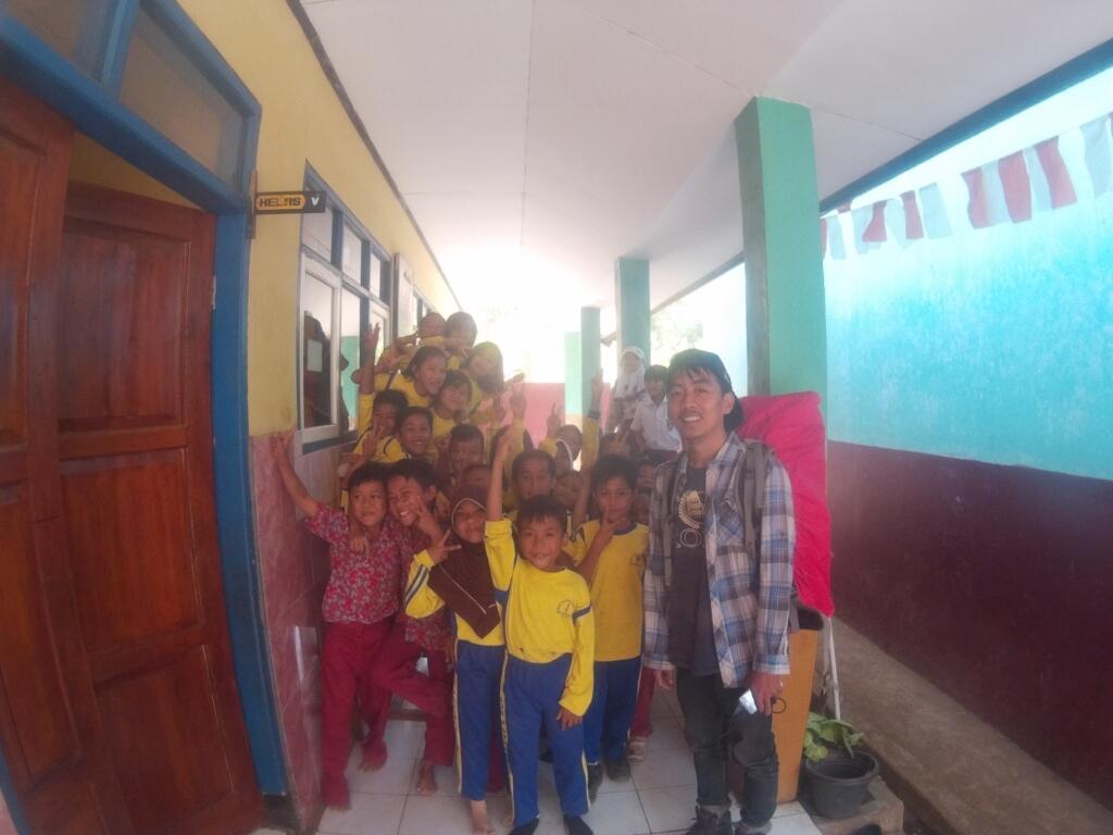 Sumbang Buku untuk anak SD di kaki gunung Guntur dan pendakian Massal