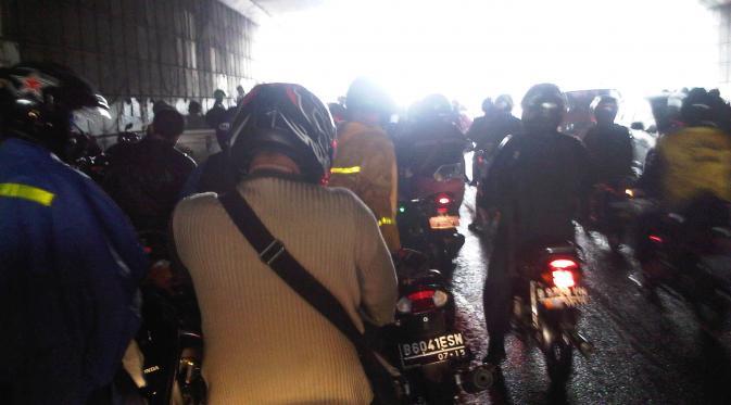 Sekarang Jangan Berteduh Ditempat Ini Saat Hujan, Atau Bakal Kena Tilang