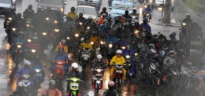Sekarang Jangan Berteduh Ditempat Ini Saat Hujan, Atau Bakal Kena Tilang