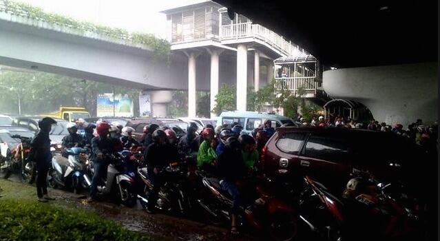 Sekarang Jangan Berteduh Ditempat Ini Saat Hujan, Atau Bakal Kena Tilang