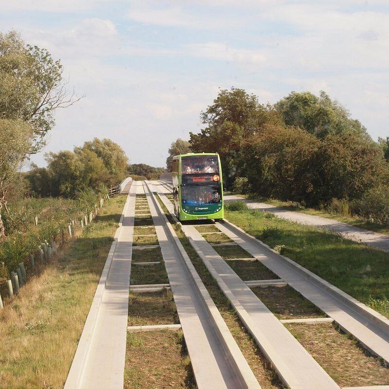 Bus-bus ini berjalan diatas Rel Gan!