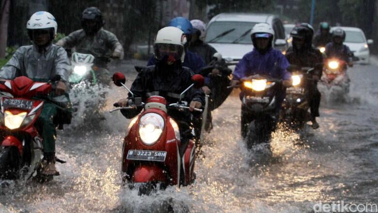 &#91;TOK TOK...HOK&#93; Jakarta Diguyur Hujan Deras, Jalanan Macet dan Tergenang Air &#91;TUH&#93; 