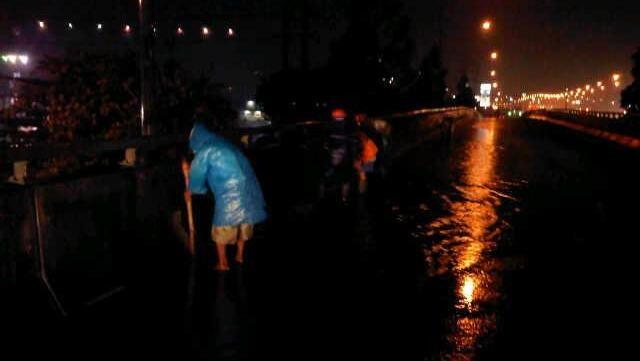ALAMAAAKKK...Jalan Layang Casablanca Tergenang Air 30cm