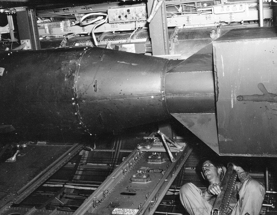 &#91;PIC+VID&#93; Persiapan dan Pemasangan Bom Atom Menjelang Penyerangan Ke Jepang