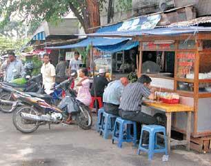 suka duka makan di pinggir jalan atau kaki lima di kota jakarta