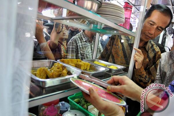 suka duka makan di pinggir jalan atau kaki lima di kota jakarta