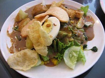 suka duka makan di pinggir jalan atau kaki lima di kota jakarta