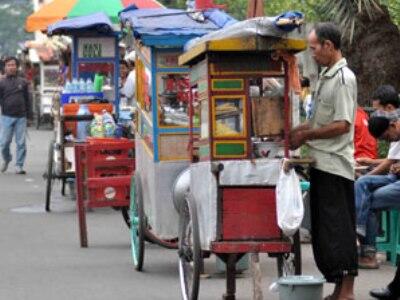 suka duka makan di pinggir jalan atau kaki lima di kota jakarta