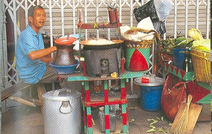 suka duka makan di pinggir jalan atau kaki lima di kota jakarta
