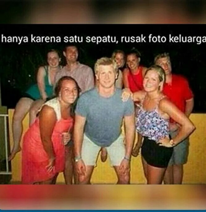 hanya krn 1 sepatu,rusak foto sekeluarga