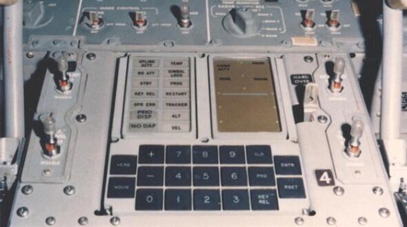 Ini Nih Komputer Neil Armstrong di Pesawat Apollo saat Mendarat di Bulan!!
