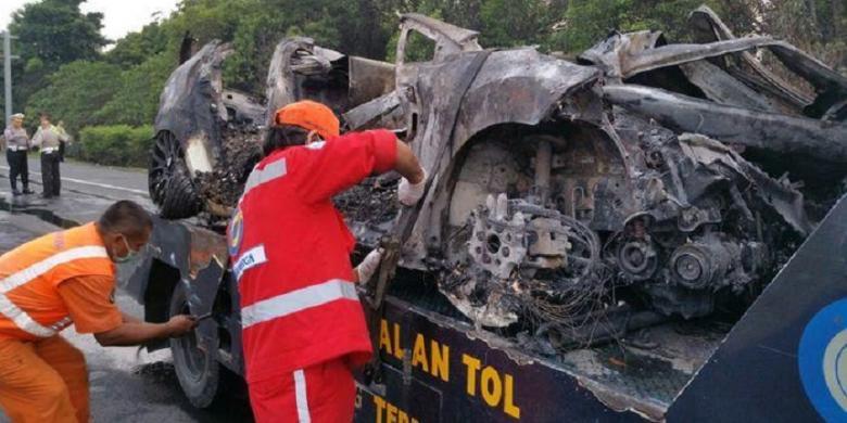 &#91;Tol Jagorawi&#93; Tabrakan Maut, 4 Mahasiswa Binus Tewas Terbakar di Dalam Mobil