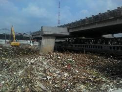 (salah tetangga)Banjir Kiriman, 100 Ton Sampah Menumpuk di Ciliwung Kalibata