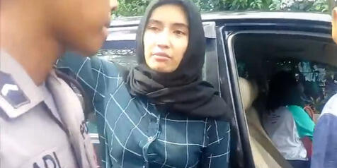 (Greget!) Hijaber Cantik Medan Berani Labrak Penabrak Mobilnya..