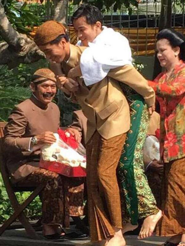 Ragam Gaya dan Ekspresi Lucu Khas Jokowi - Just PIC