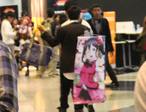 Membawa Poster Love Live ke Indonesia Comic Con, Orang Ini Diduga Otaku Garis Keras