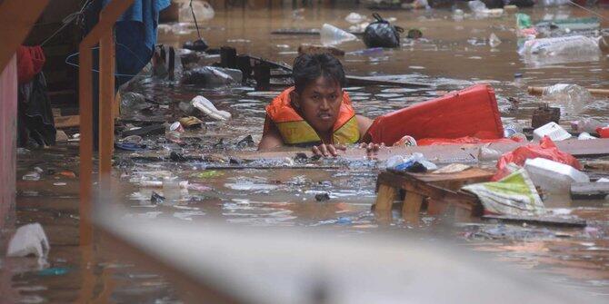mana sarumpaet? &quot;Rumahnya kebanjiran, ratusan warga Kampung Pulo mengungsi ke rusun&quot;