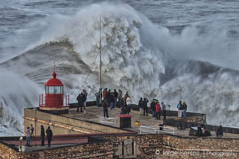 &#91; I N F O - S U R F I N G &#93; Gelombang &quot; Raksasa&quot; di Nazare - Portugal