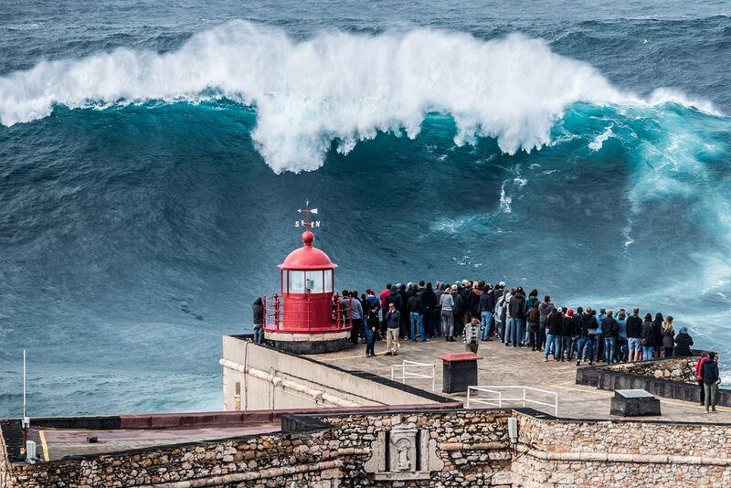 &#91; I N F O - S U R F I N G &#93; Gelombang &quot; Raksasa&quot; di Nazare - Portugal