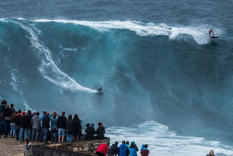 &#91; I N F O - S U R F I N G &#93; Gelombang &quot; Raksasa&quot; di Nazare - Portugal