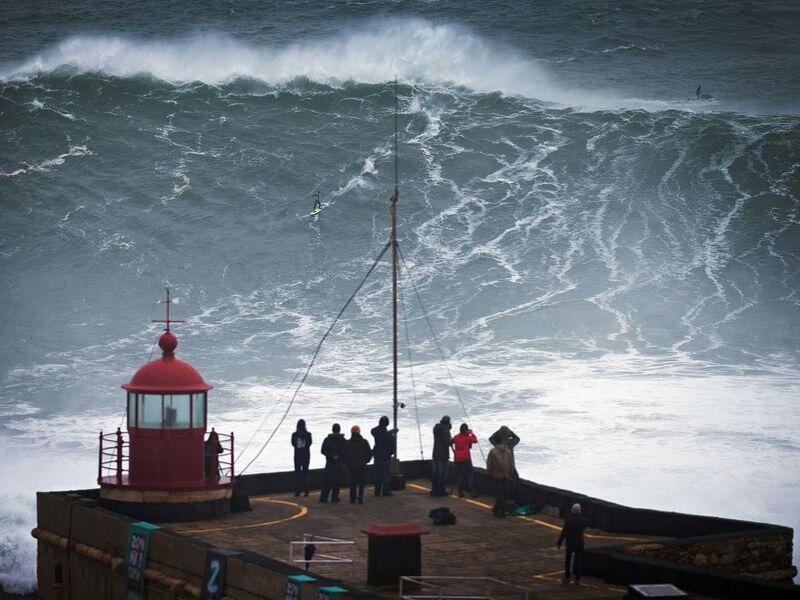 &#91; I N F O - S U R F I N G &#93; Gelombang &quot; Raksasa&quot; di Nazare - Portugal