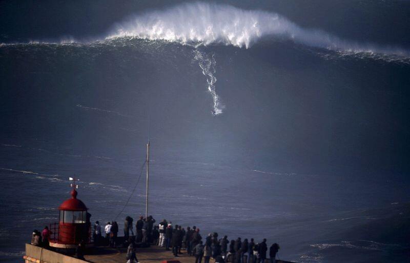 &#91; I N F O - S U R F I N G &#93; Gelombang &quot; Raksasa&quot; di Nazare - Portugal
